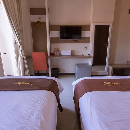 Luxpoint Hotel Baratajaya Surabaya Luaran gambar