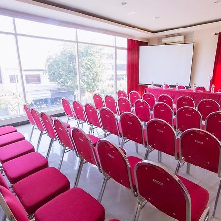 Luxpoint Hotel Baratajaya Surabaya Luaran gambar