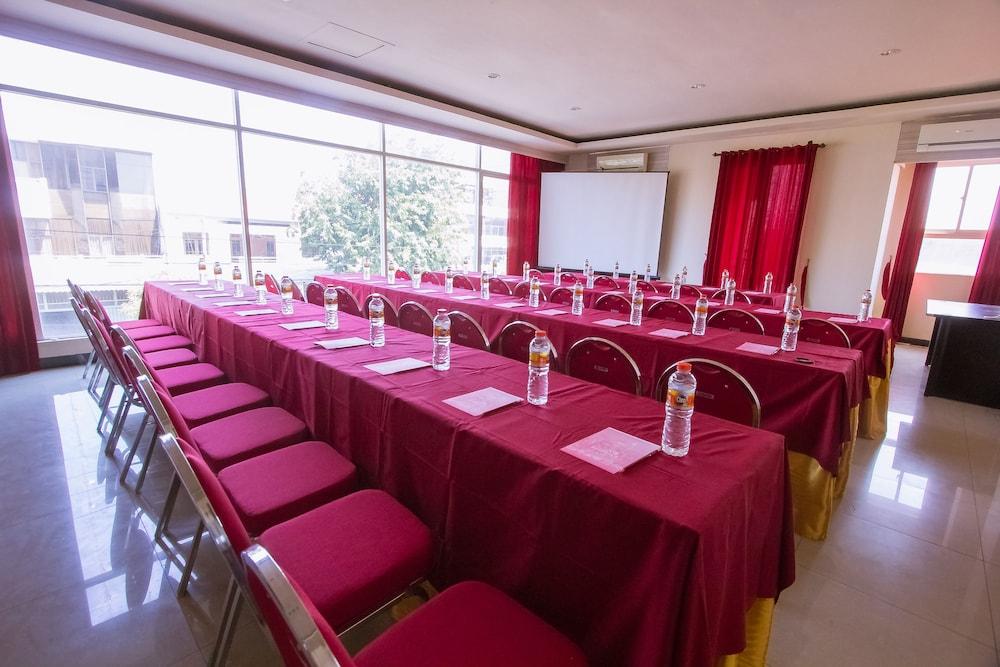 Luxpoint Hotel Baratajaya Surabaya Luaran gambar