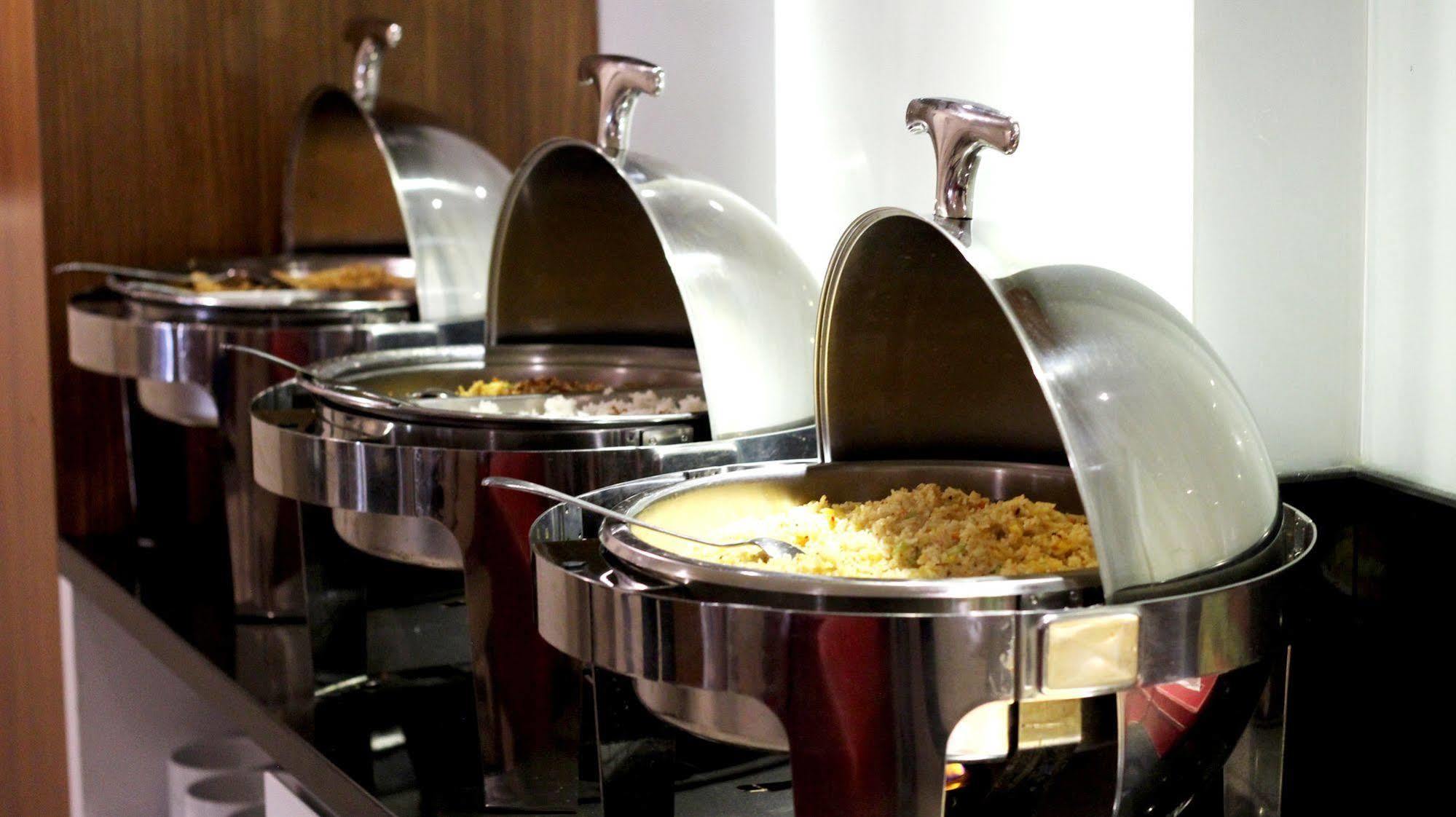 Luxpoint Hotel Baratajaya Surabaya Luaran gambar