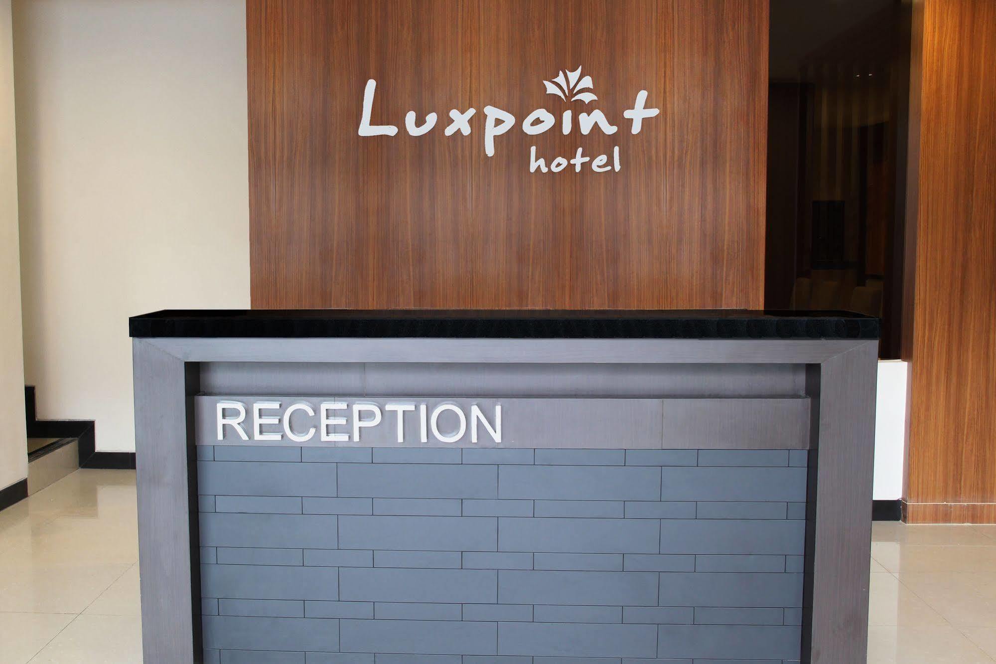 Luxpoint Hotel Baratajaya Surabaya Luaran gambar