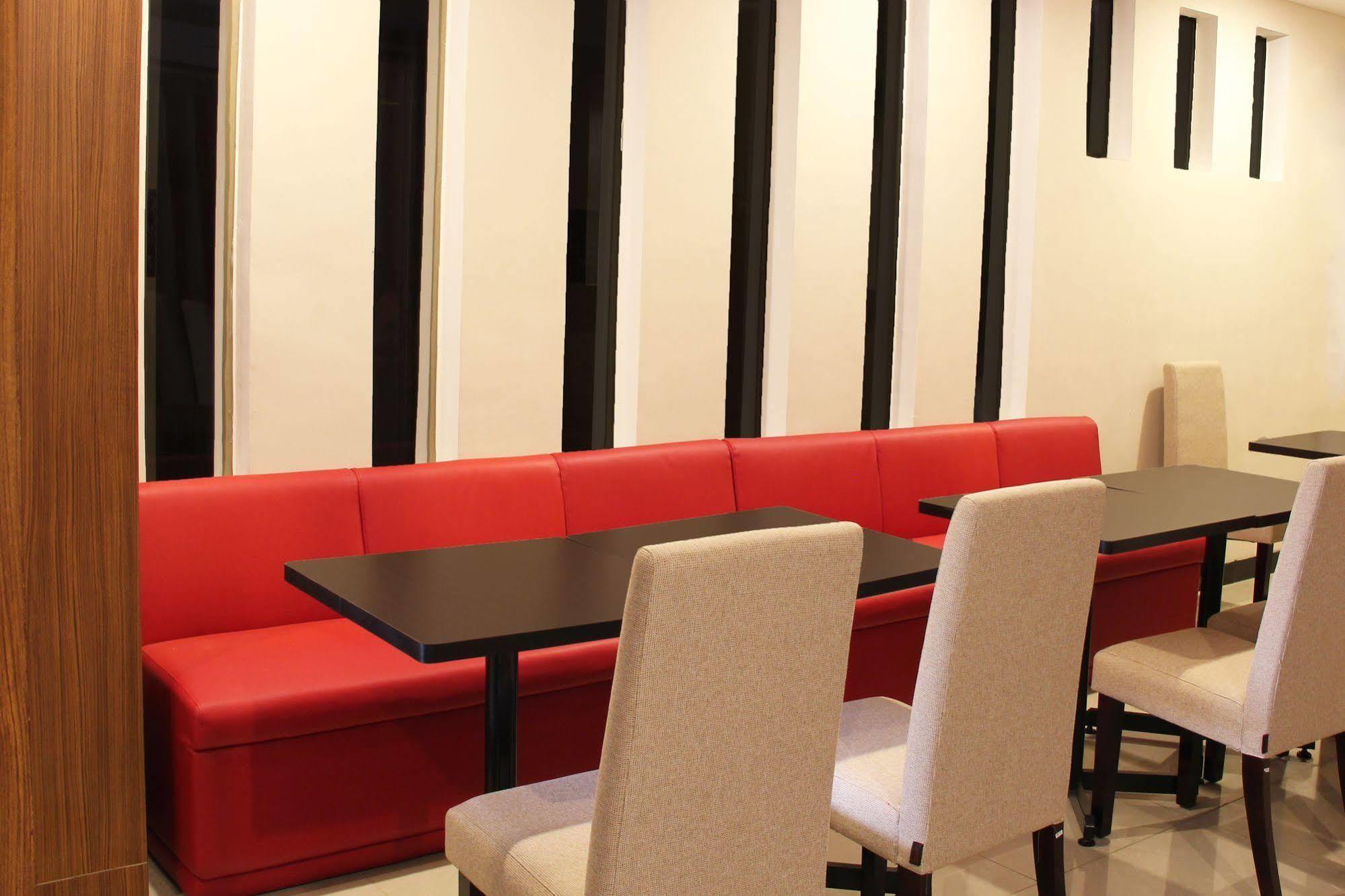 Luxpoint Hotel Baratajaya Surabaya Luaran gambar