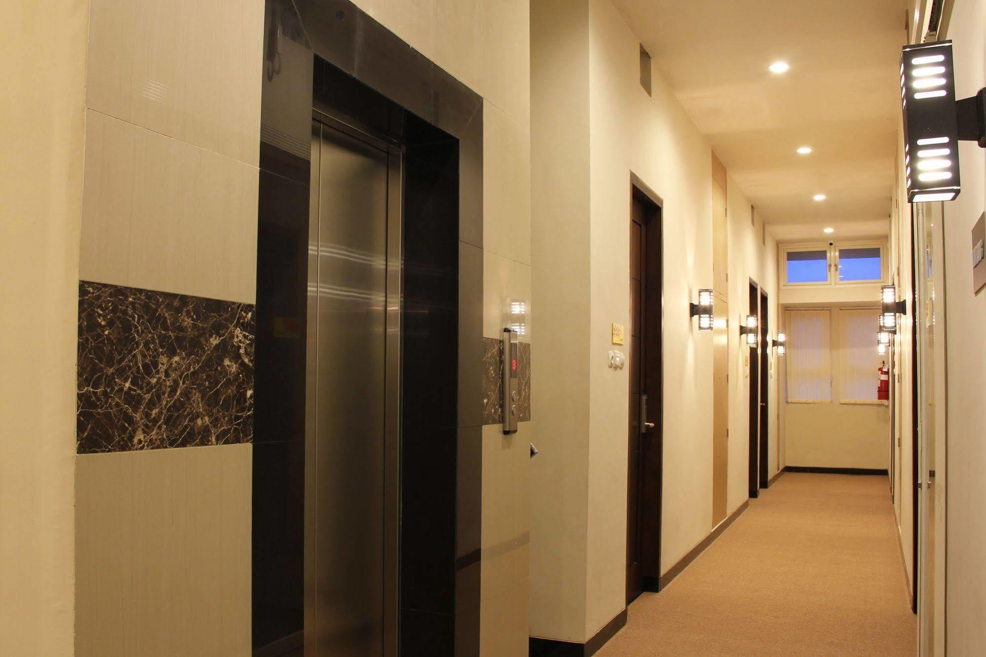 Luxpoint Hotel Baratajaya Surabaya Luaran gambar