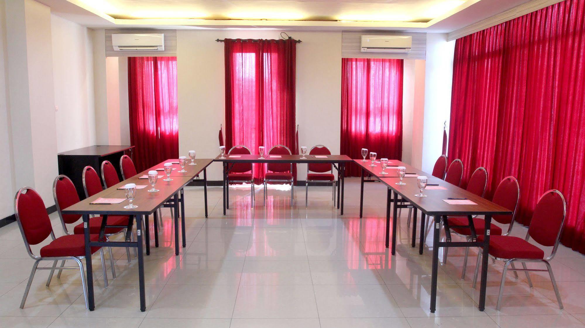 Luxpoint Hotel Baratajaya Surabaya Luaran gambar