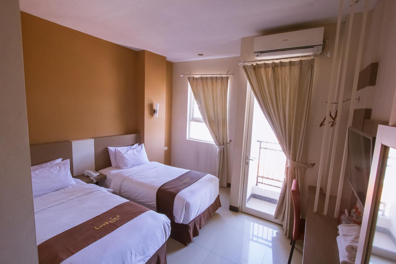 Luxpoint Hotel Baratajaya Surabaya Luaran gambar